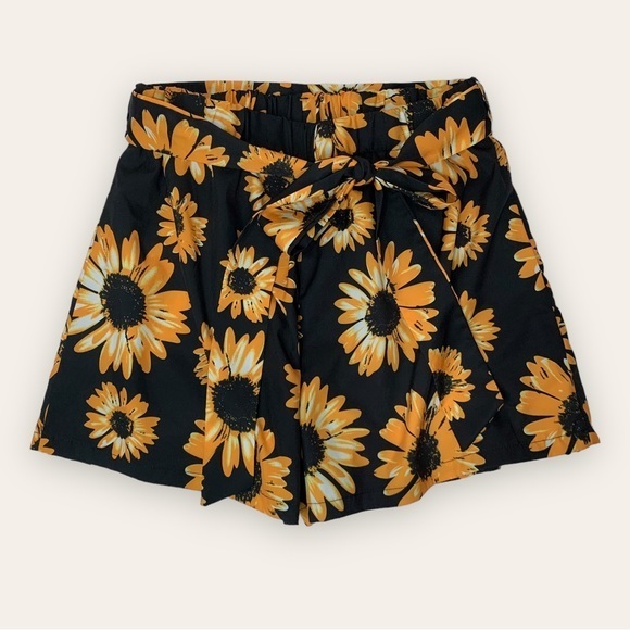 SHEIN Pants - Sunflower Pattern Belted Shorts Size Medium